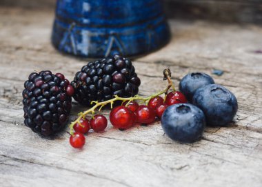 Kırsal masada taze yaban mersini.