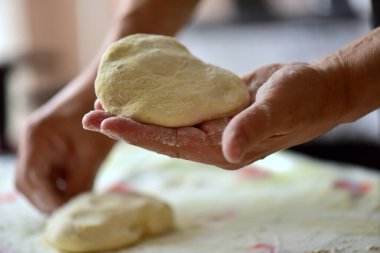 Un ve peynirden ekmek yapmak için hamur yapan bir kadın eli. Yemek pişirme. Yakın çekim