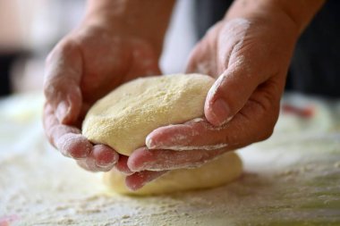 Undan hamur yapan bir fırıncının yakın çekimi.