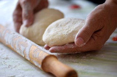 Kadın tabakta para kazanıyor.