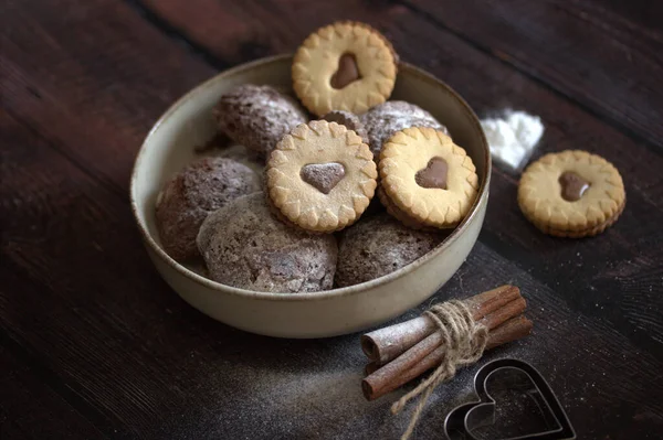 Herzförmige Kekse Auf Dem Teller Mit Zimt — Stockfoto