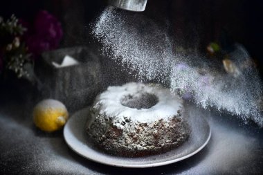 Lezzetli ev yapımı kek, şeker ve şeker siyah ahşap masada.