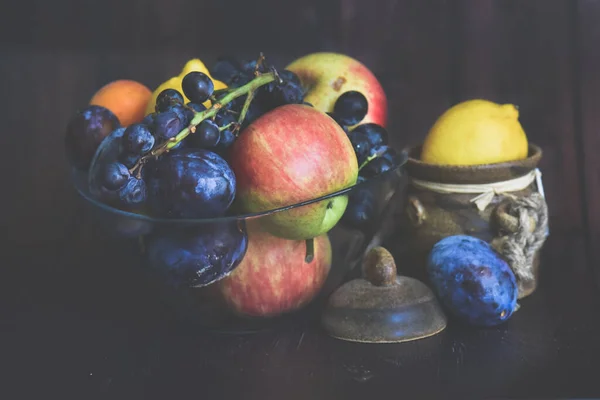 Frisches Obst Auf Holztisch — Stockfoto