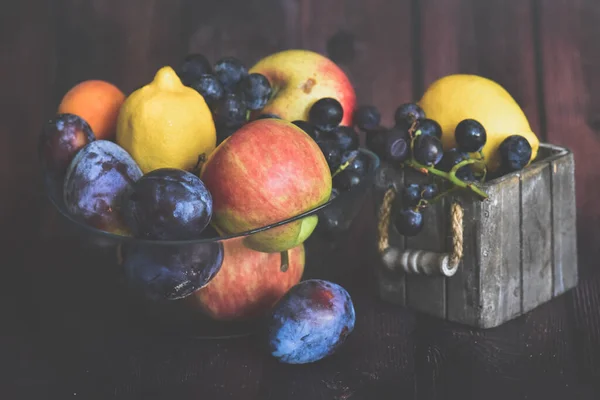 成熟的水果放在桌上 — 图库照片