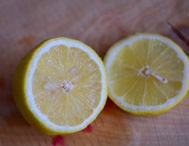 limon bir ahşap tahta üzerinde