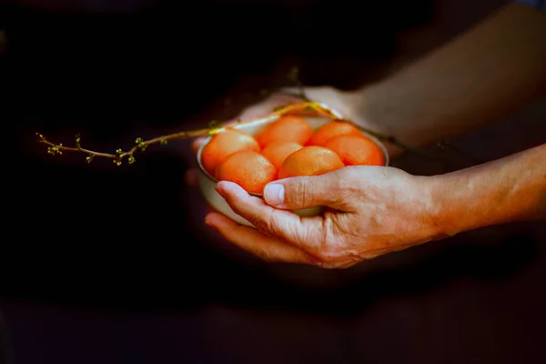 Petani Memegang Semangkuk Kecil Jeruk Keprok Segar — Stok Foto