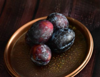 Koyu beton kaplama tabaktaki organik taze erikler.