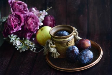 Hayat çiçeklerle ve taze eriklerle dolu