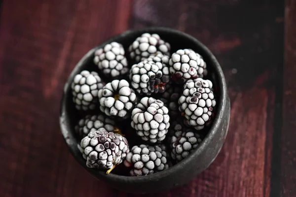 Frozen Blackberries Bowl Black Table — Stock Photo, Image