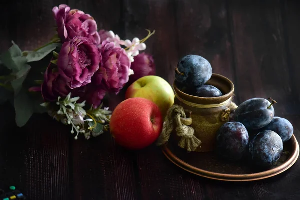 静谧的生活 一束花 一碗新鲜的李子和苹果 — 图库照片