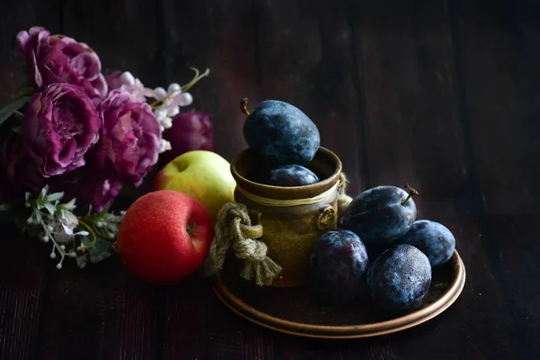 有一碗成熟的新鲜水果和一碗木制背景的水果的碗 — 图库照片