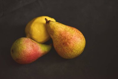 sarı ve kırmızı olgun armutlar