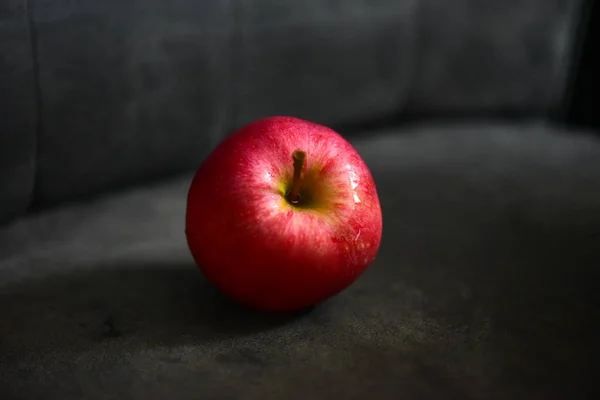 Czerwone Jabłko Czarnym Tle — Zdjęcie stockowe