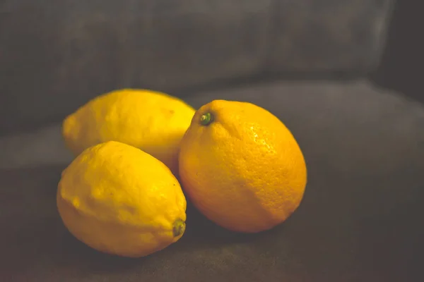 柠檬和柠檬在黑暗的背景上 高质量的照片 — 图库照片
