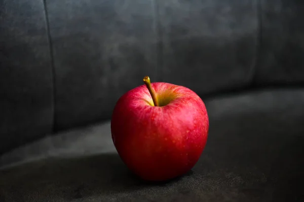 Eine Nahaufnahme Eines Roten Apfels Auf Einem Leeren Dunklen Hintergrund — Stockfoto