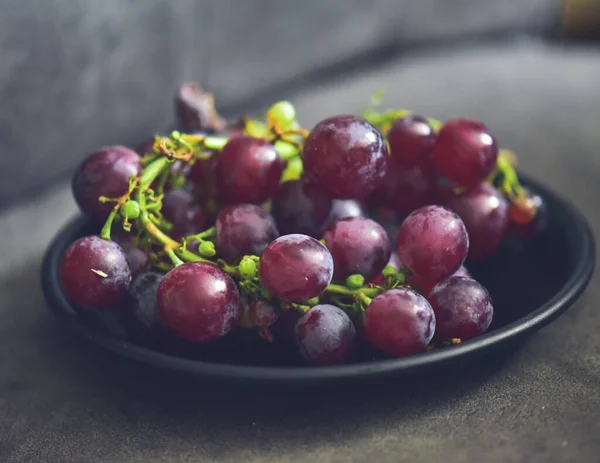 鲜红的葡萄放在白盘上 深色底色 — 图库照片