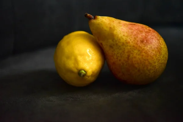 Zitrone Und Birne Auf Einem Tisch — Stockfoto