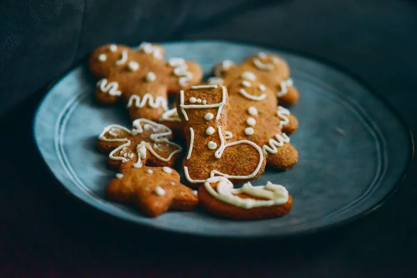 自家製クリスマスクッキー プレートと黒のテーブルにシナモンの星と — ストック写真
