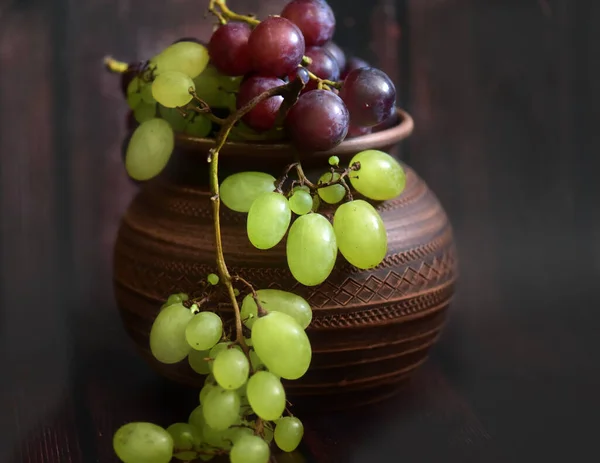 一堆葡萄在一个黏土碗里 — 图库照片