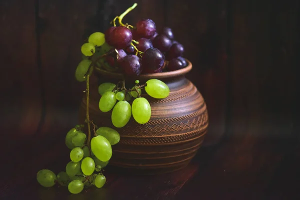 在粘土碗里的葡萄 — 图库照片