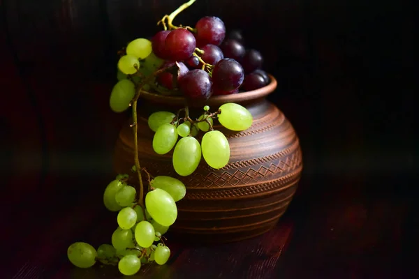 在粘土碗里的葡萄 — 图库照片
