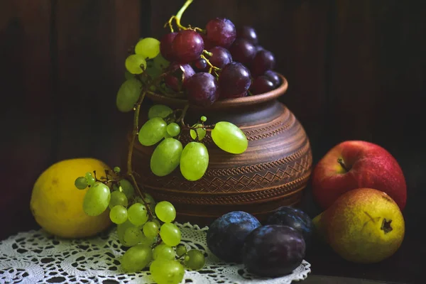 木桌上一碗新鲜水果的特写镜头 — 图库照片