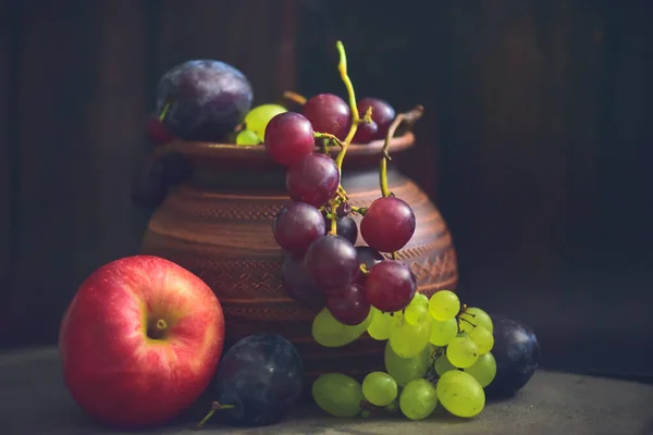 水果和葡萄构成的宁静的生活 — 图库照片