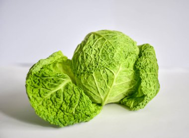 Beyaz arka planda yeşil lahana