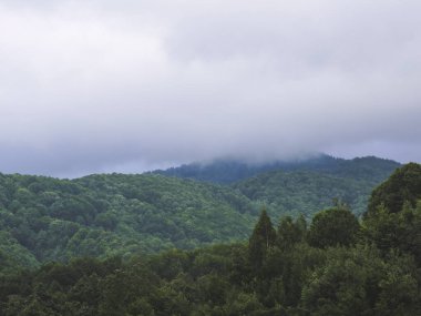 Dağları ve bulutları olan güzel bir manzara