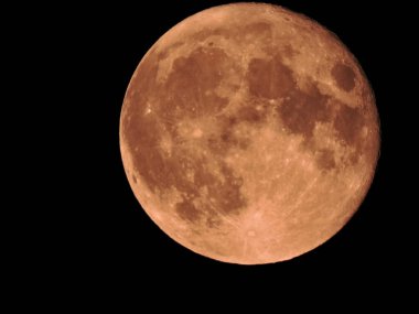 Gece gökyüzünde büyük mavi ay