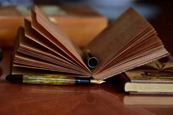 Eski kitap ve dökümhane Ayna yüzeyinde dolmakalem ayna yüzeyinde dolma kalem