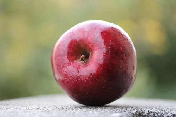 Frischer Roter Apfel Auf Einem Hölzernen Hintergrund — Stockfoto