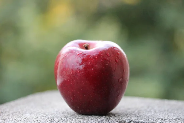木制背景的红苹果 — 图库照片