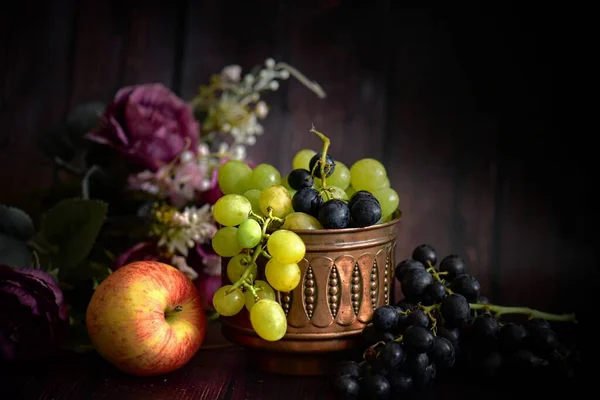 以葡萄 水果和其他水果制成的木制背景的静止生活 — 图库照片