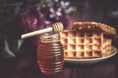 Ballı ve fındıklı tatlı waffle.