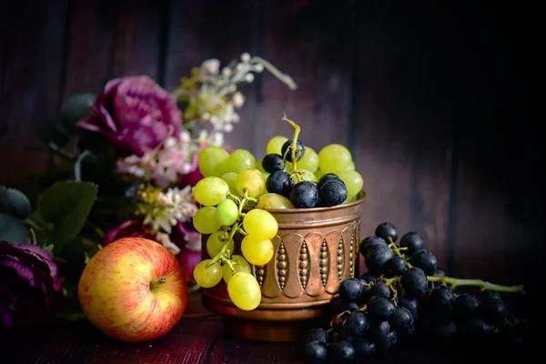 Masih Hidup Anggur Segar Anggur Dan Anggur Atas Nampan Kayu — Stok Foto