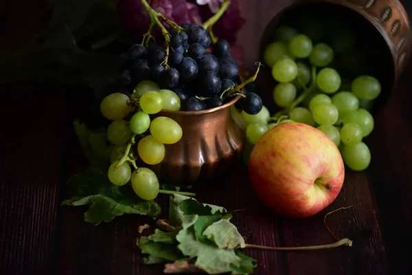 木制背景下的葡萄 李子和苹果静止不动的生活 — 图库照片