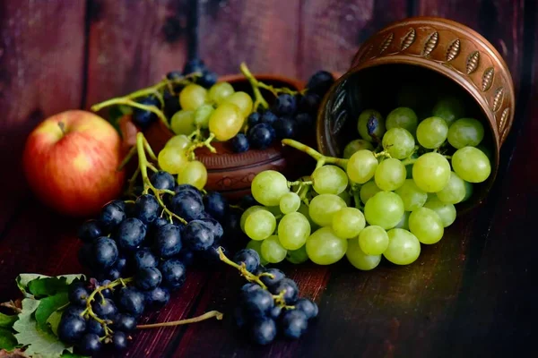 老背景上的新鲜葡萄 — 图库照片