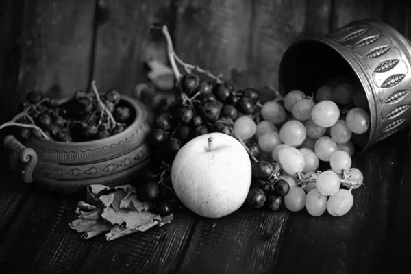 Stillleben Mit Früchten Auf Einem Rustikalen Tisch — Stockfoto