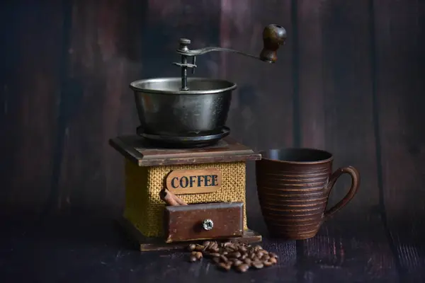 Amoladora Con Granos Café Sobre Fondo Oscuro —  Fotos de Stock