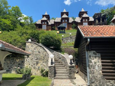 Şehirdeki eski ahşap evler. Meavnik, Sırbistan