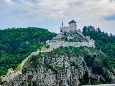 Dağlardaki şatonun güzel manzarası.