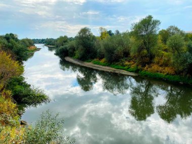 Ağaçlı ve yeşil yapraklı güzel nehir manzarası