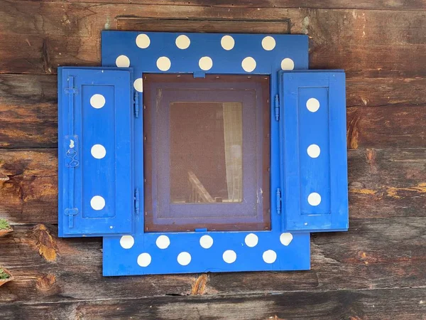 Dřevěné Okno Modrými Rámečky — Stock fotografie