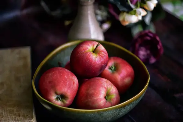 Reife Rote Äpfel Auf Einem Holztisch — Stockfoto