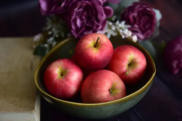 Rode Appels Met Een Bord Tafel — Stockfoto