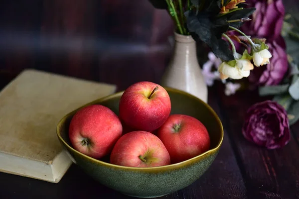 Punaiset Omenat Kulhoon Puinen Tausta — kuvapankkivalokuva