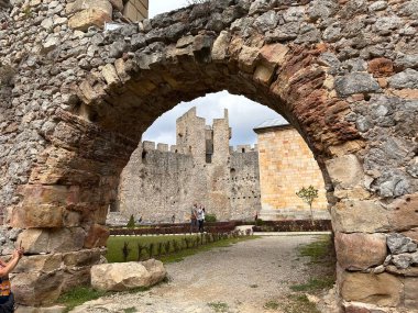 Ortaçağ taş duvarları ve ortaçağ kalesinin duvarları