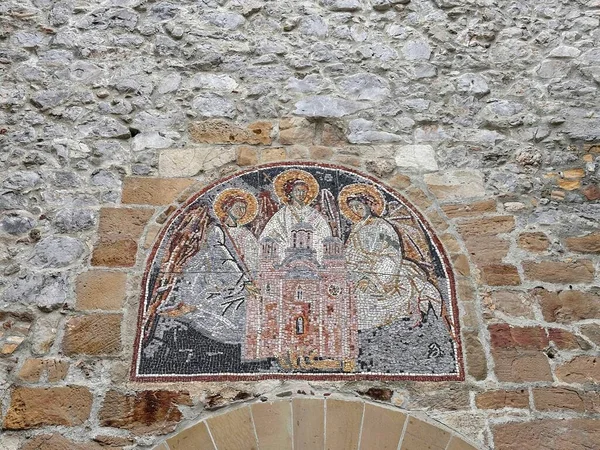 Kutsal mezarlığın kilisesi, eski kasabadaki antik manastırın şehri.