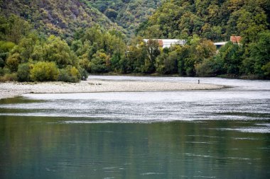 Nehir ve dağ nehri olan güzel bir manzara.